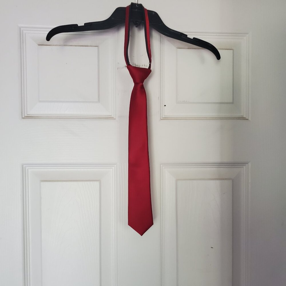 Kids adjustable zip neck tie. Red.